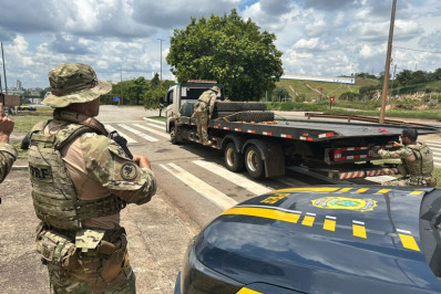 PRF apreende 380 kg de maconha dentro de pneus durante fiscalização em estrada de MG