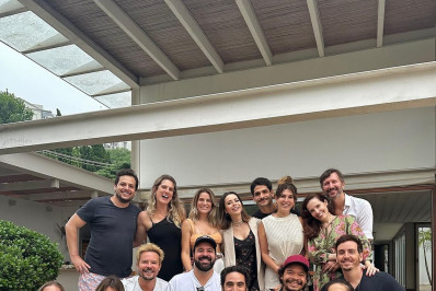 Paulo Vilhena se reúne com elenco de 'Sandy & Junior' e fãs ficam em êxtase