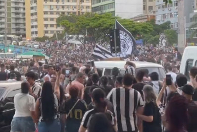 Vídeo: Botafogo é recebido por multidão no Rio; veja