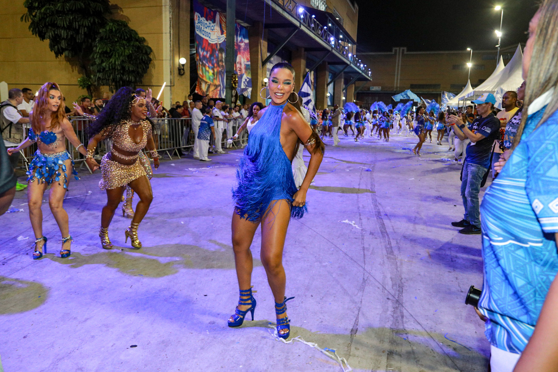 Brunna Gonçalves se joga no samba - Victor Chapetta / Agnews