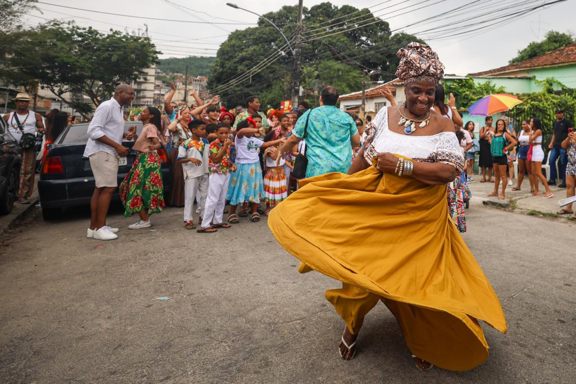 Cortejo em celebração pela reabertura da Casa do Jongo da Serrinha - Renan Areias/Agência O Dia