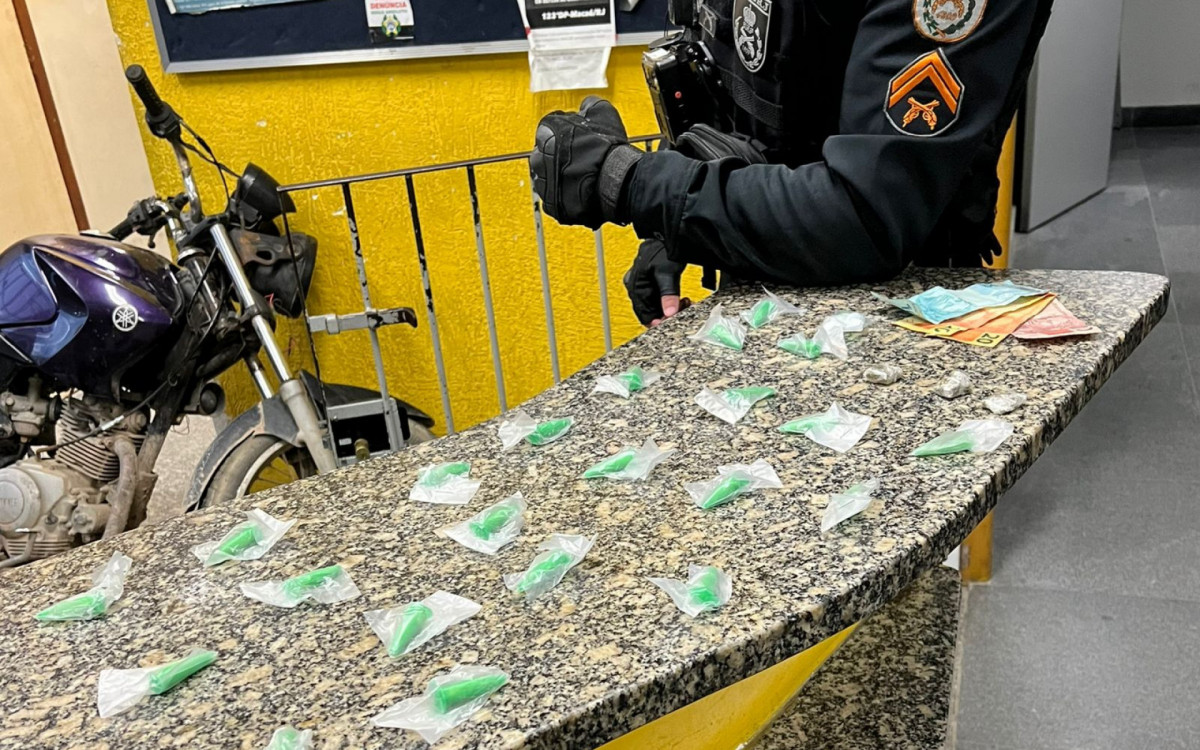 Apreens&atilde;o de drogas e dinheiro durante a&ccedil;&atilde;o policial em Maca&eacute;