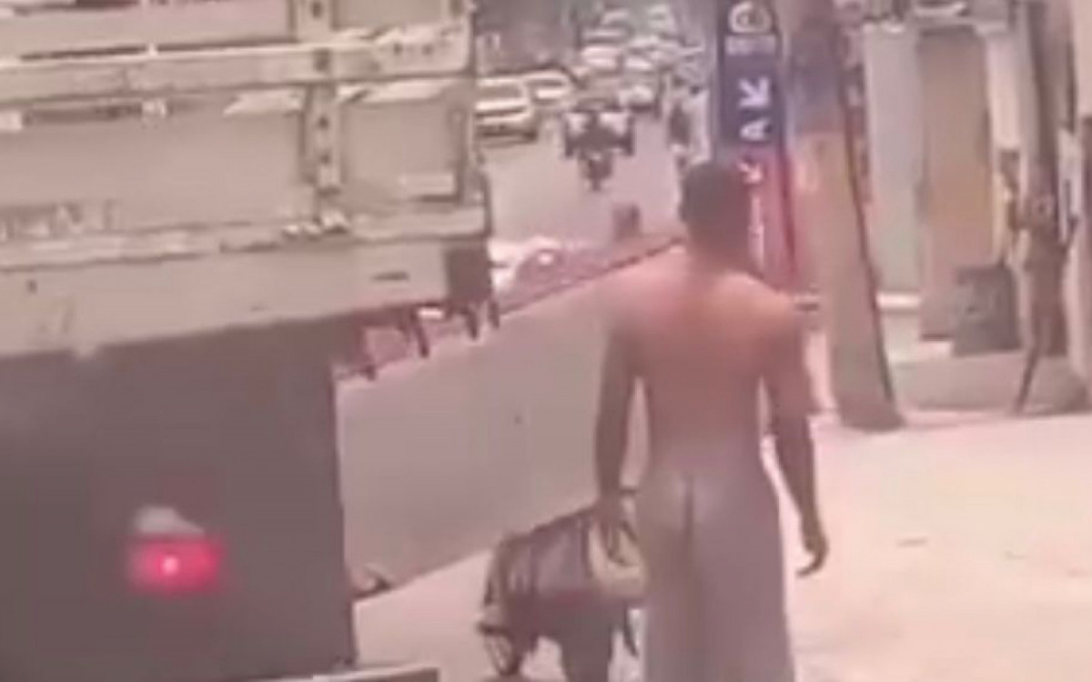 Motociclista tentou carregar um sofá na garupa da moto