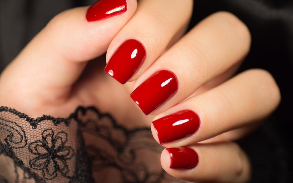 As unhas completam o look do fim de ano (Imagem: Minszka | Shutterstock)