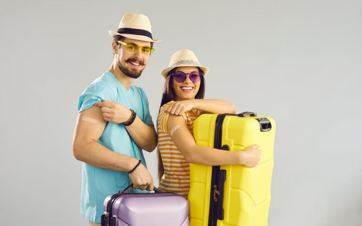 A atualização vacinal protege contra doenças locais e previne possíveis barreiras em viagens (Imagem: Studio Romantic | Shutterstock)