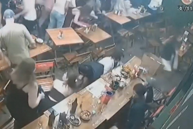 Criminosos encapuzados e armados fazem arrastão em bar de São Paulo