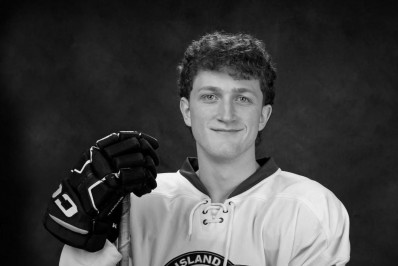 Adolescente morre após desmaiar durante jogo de hóquei beneficente