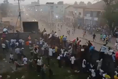 Dezenas de torcedores morrem após 'tumultos' em partida de futebol em Guiné