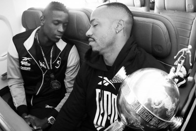 Luiz Henrique e Marlon Freitas recriam histórica foto de Garrincha e Nilton Santos