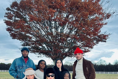 Madonna compartilha foto rara com os filhos e o pai