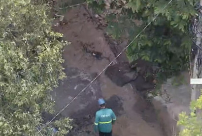 Tubulação rompe e causa vazamento de água em Marechal Hermes