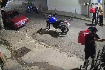 Vídeo: bandidos disfarçados de entregadores assaltam no Centro do Rio