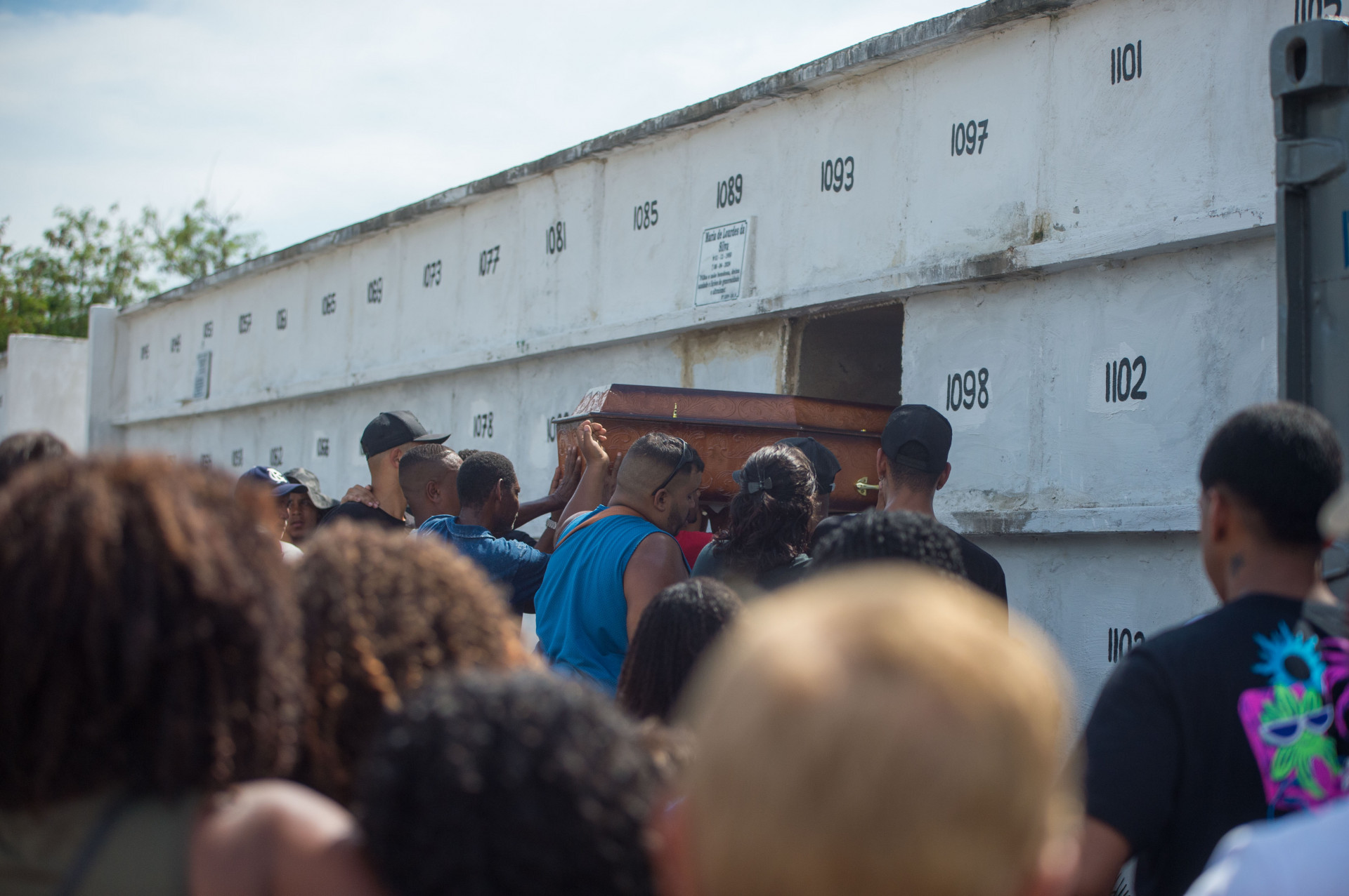 Familiares e amigos se despediram de Janete Regina Batista no Cemitério do Maruí, em Niterói - Armando Paiva/Agência O Dia
