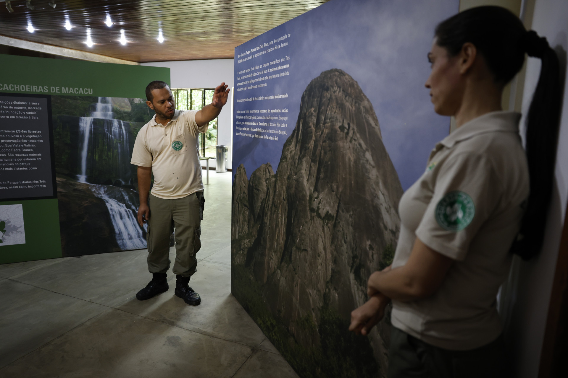 Leomir Ferreira, coordenador do Núcleo Jequitibá do Parque Estadual dos Três Picos, e a agente de defesa ambiental Elaine Simonato - Fernando Frazão/Agência Brasil