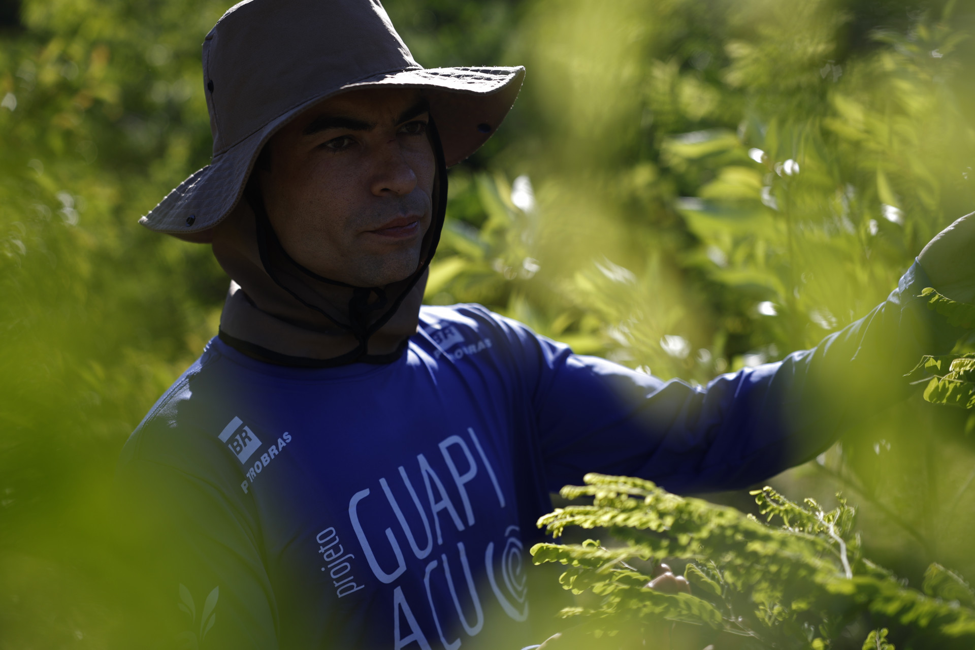 Leonardo Wenderrosccky, encarregado de campo respons&aacute;vel pelo reflorestamento do Projeto Guapia&ccedil;u - Fernando Fraz&atilde;o/Ag&ecirc;ncia Brasil