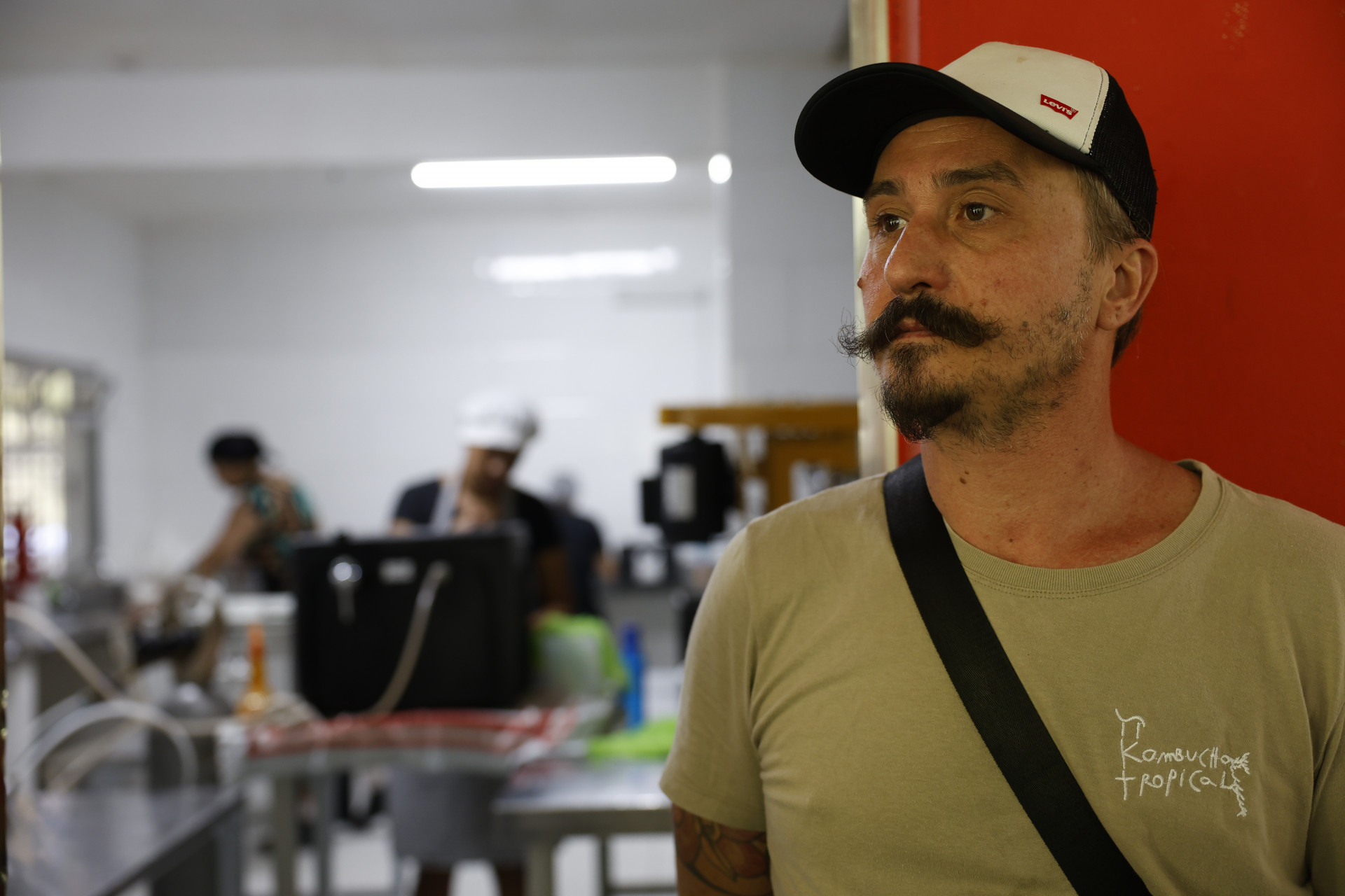 Leonardo de Mattos, produtor da bebida Pi Kombucha Tropical, beneficiado pelo reflorestamento do Projeto Guapiaçu - Fernando Frazão/Agência Brasil