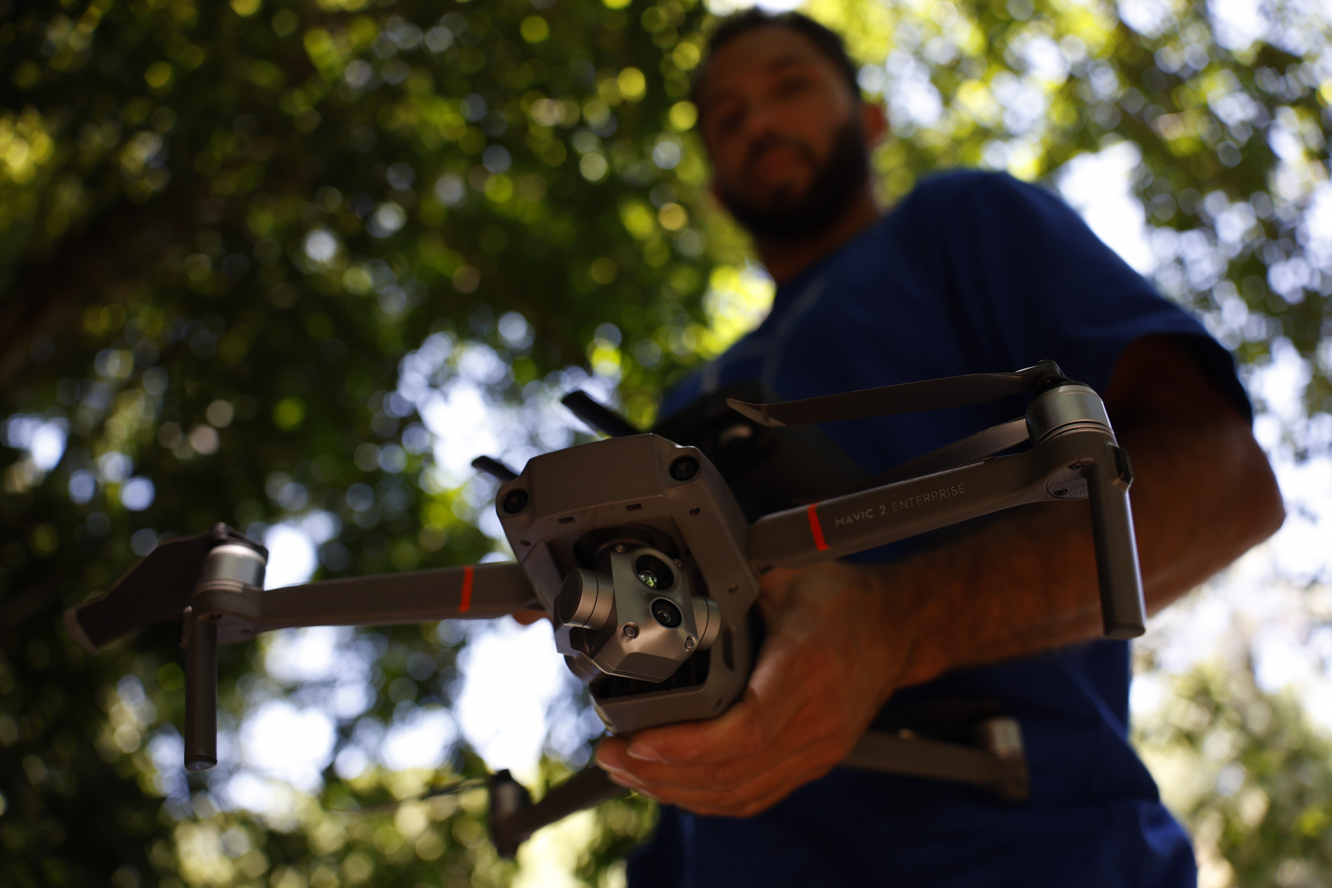 O biólogo Reginaldo Honorato usa um drone com tecnologia termal para monitoramento de fauna do Projeto Guapiaçu - Fernando Frazão/Agência Brasil