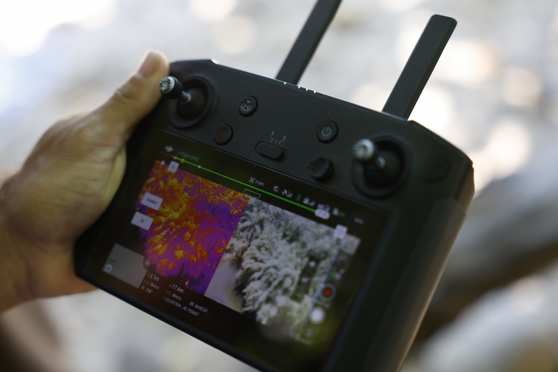 O biólogo Reginaldo Honorato usa um drone com tecnologia termal para monitoramento de fauna do Projeto Guapiaçu - Fernando Frazão/Agência Brasil