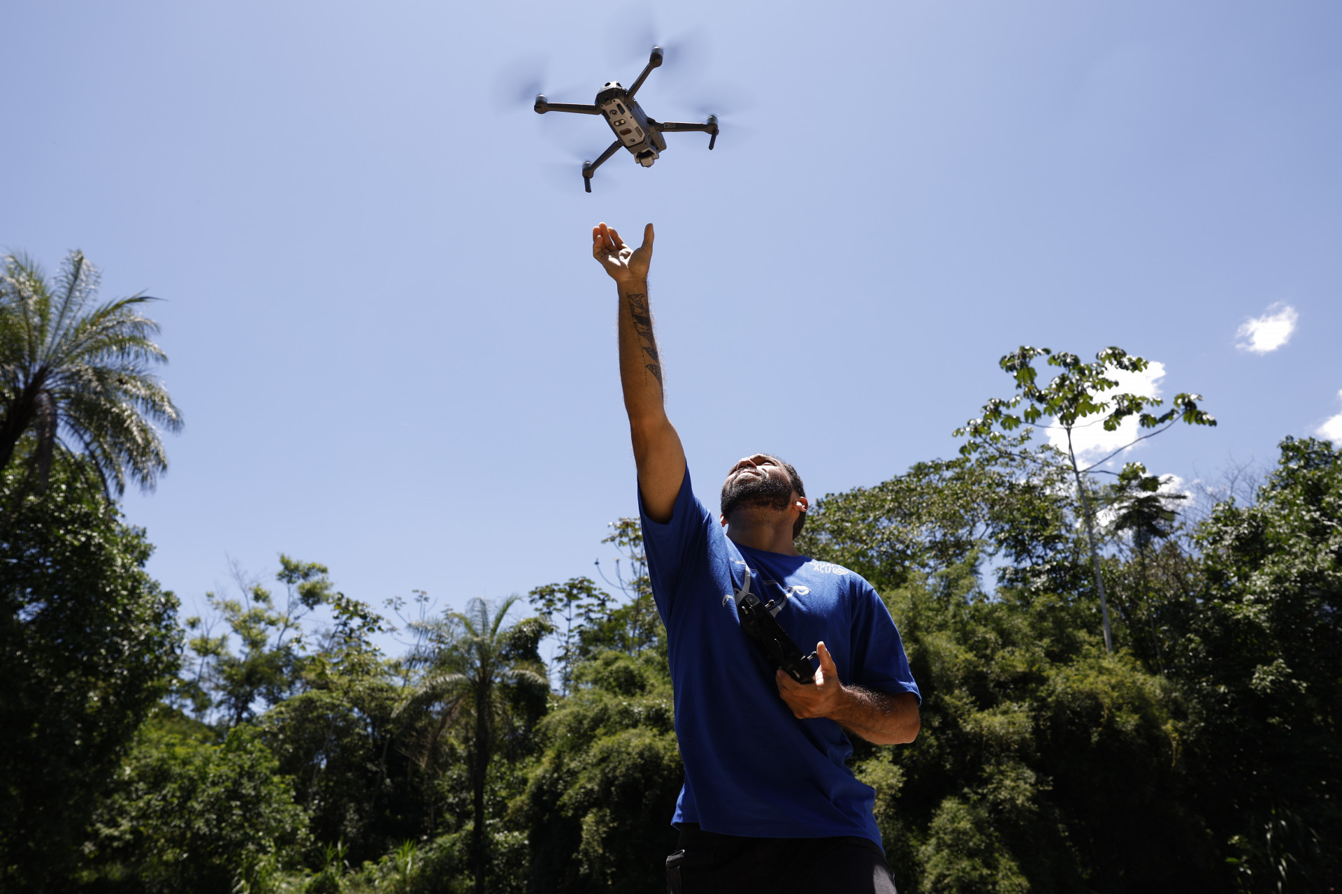 O biólogo Reginaldo Honorato usa um drone com tecnologia termal para monitoramento de fauna do Projeto Guapiaçu - Fernando Frazão/Agência Brasil