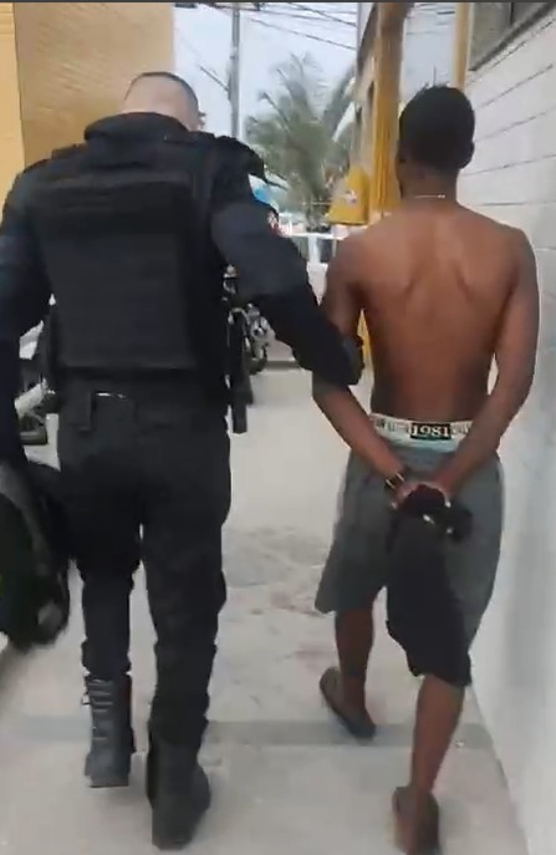 Apreens&atilde;o de drogas e dinheiro durante a&ccedil;&atilde;o policial em Maca&eacute;