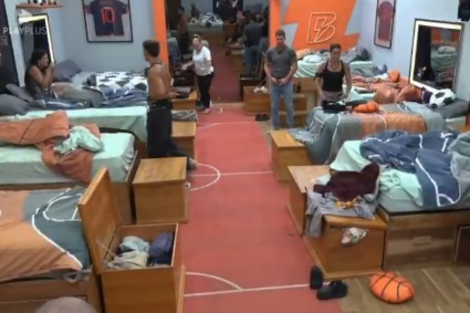 Apresentadora comentou a desconfiança em papo com outros peões  - Reprodução/Playplus 