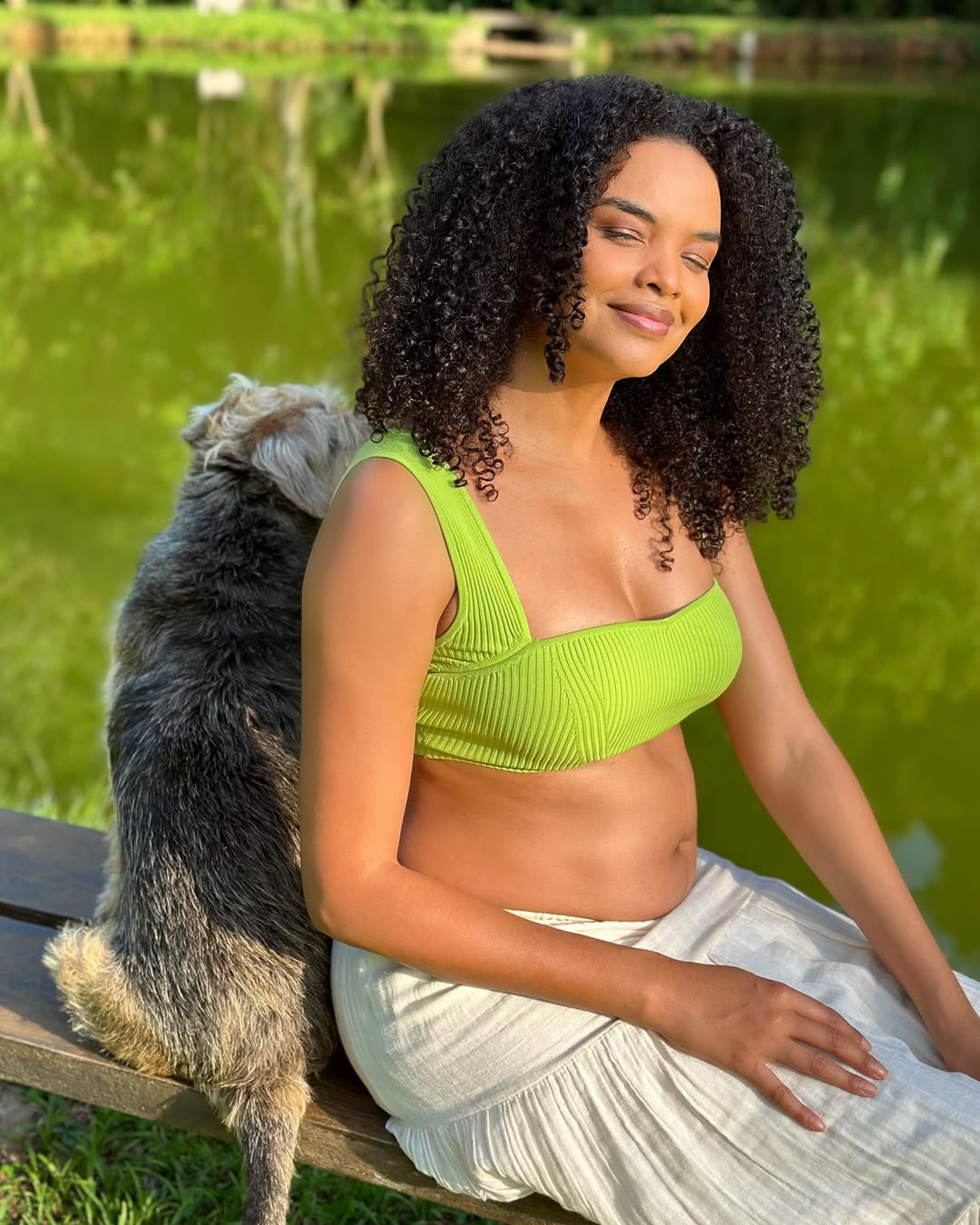 Lucy Ramos exibe a barriga de gravidez