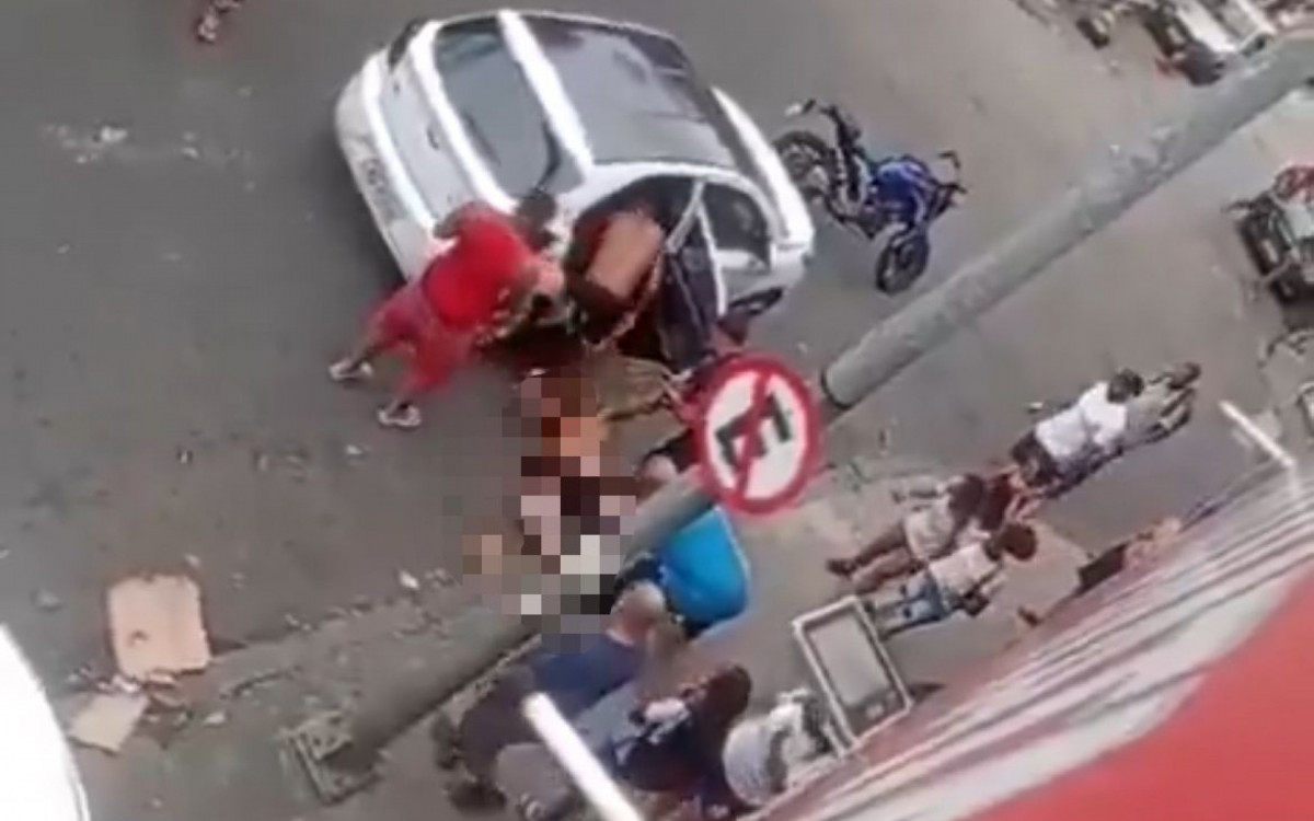 Um dos baleados foi socorrido por populares e colocado dentro de um carro