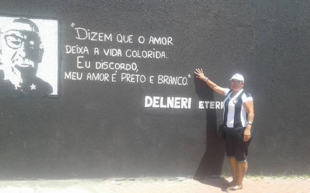 Glaucia, filha de seu Delneri, ao lado da arte em homenagem ao pai no Nilton Santos