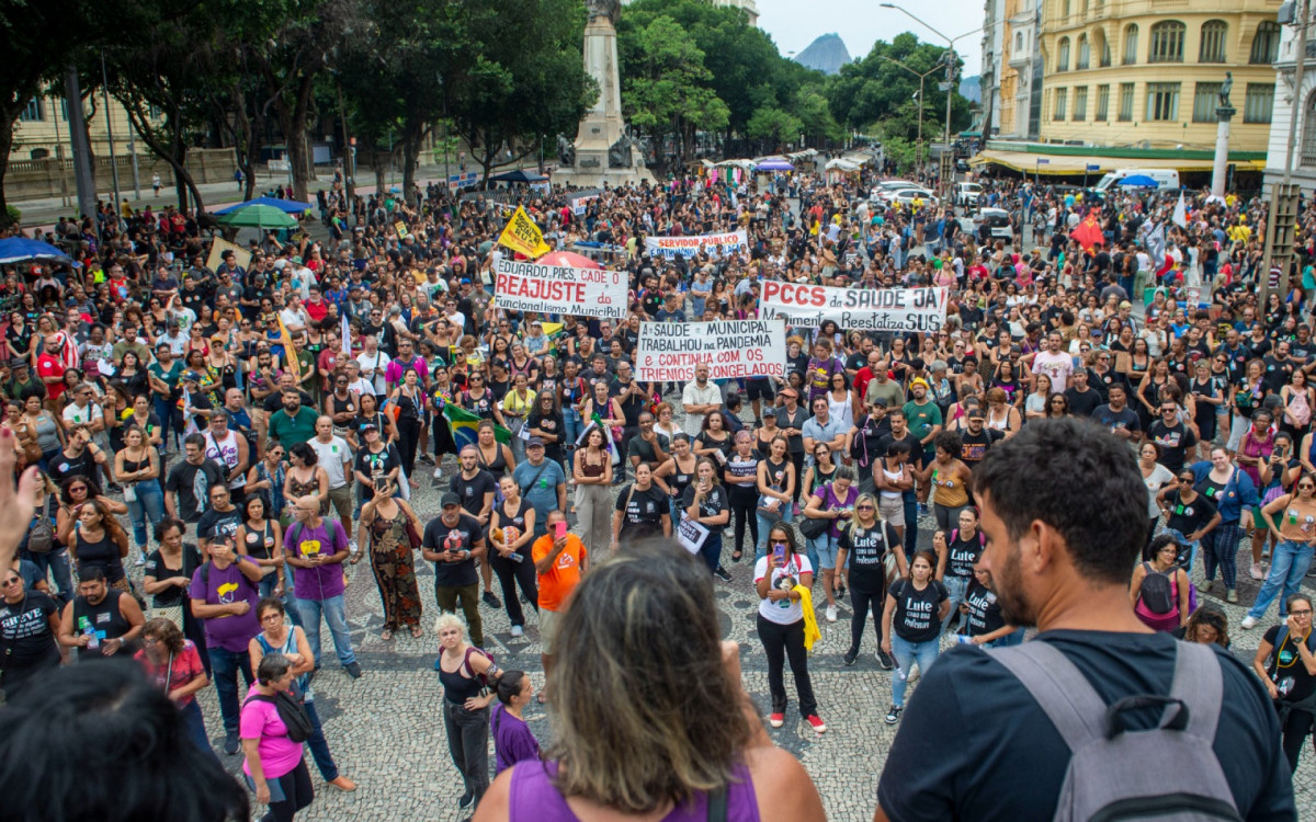 Professores realizam um protesto em frente à Câmara de Vereadores