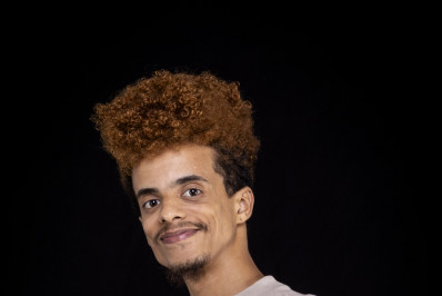 De Caxias, ator Junior Melo assume direção de espetáculo em Copacabana