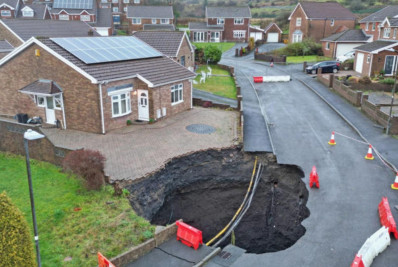 Cratera se abre em conjunto habitacional e força moradores a abandonarem casas