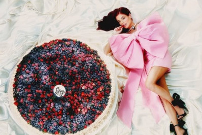 Gkay celebra aniversário com bolo gigante