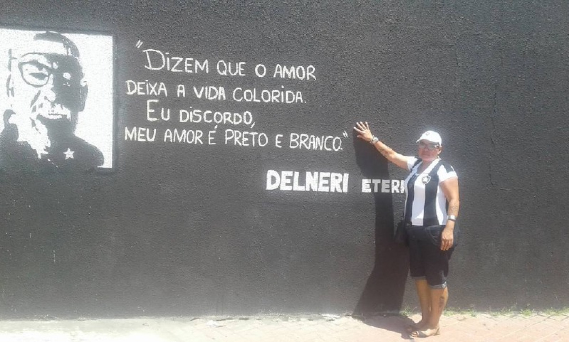 Glaucia, filha de seu Delneri, ao lado da arte em homenagem ao pai no Nilton Santos - Arquivo pessoal 