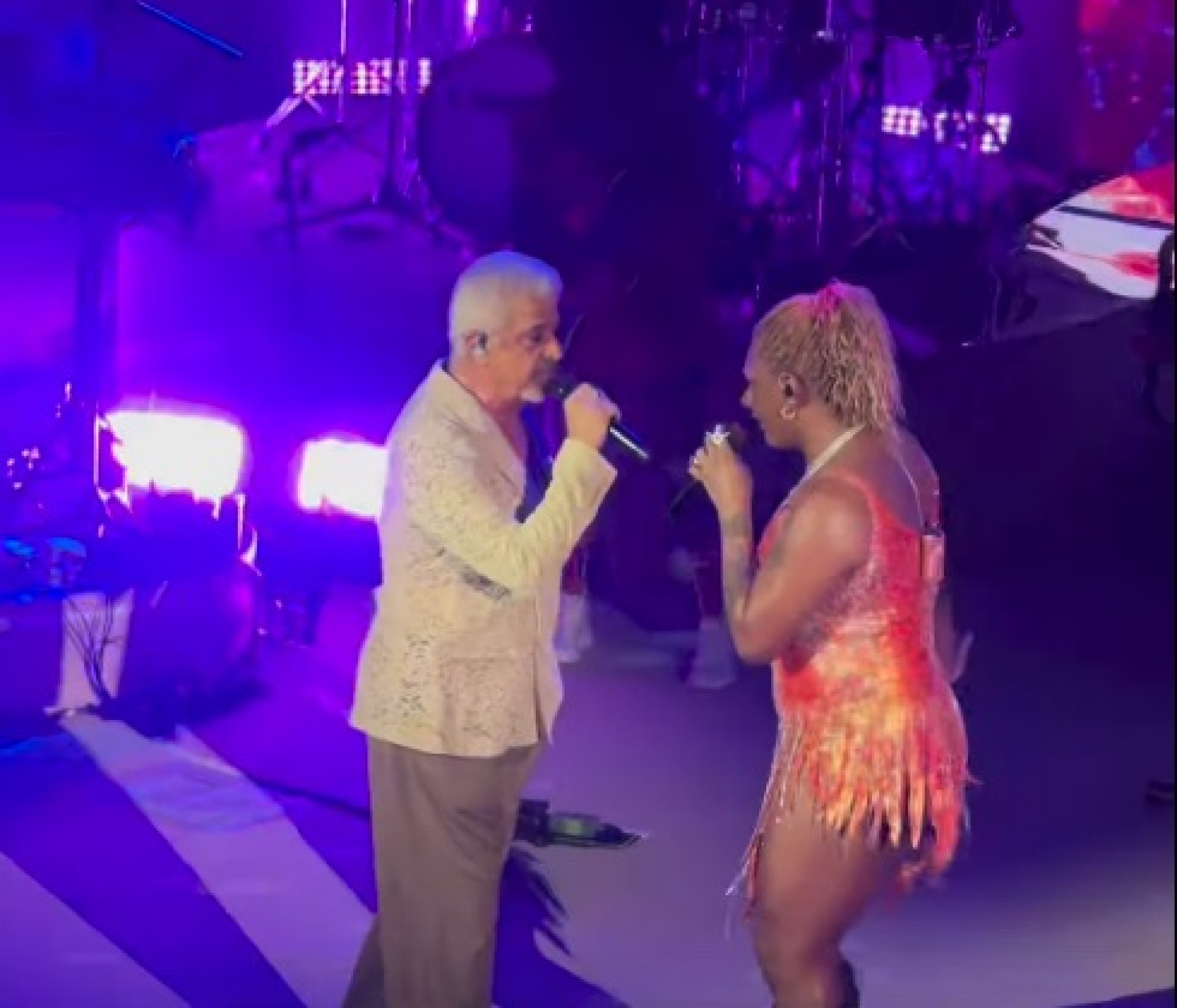 Lulu Santos participa do show de Liniker - Reprodução de vídeo