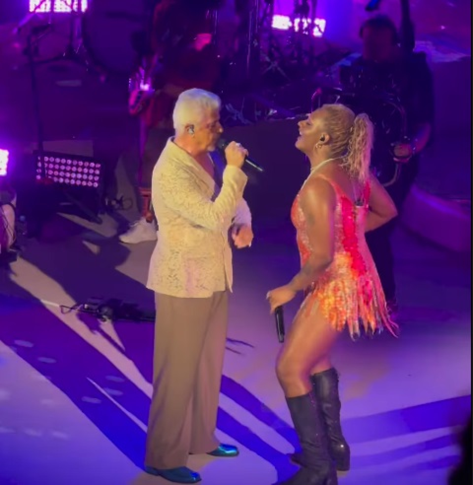 Lulu Santos participa do show de Liniker - Reprodução de vídeo