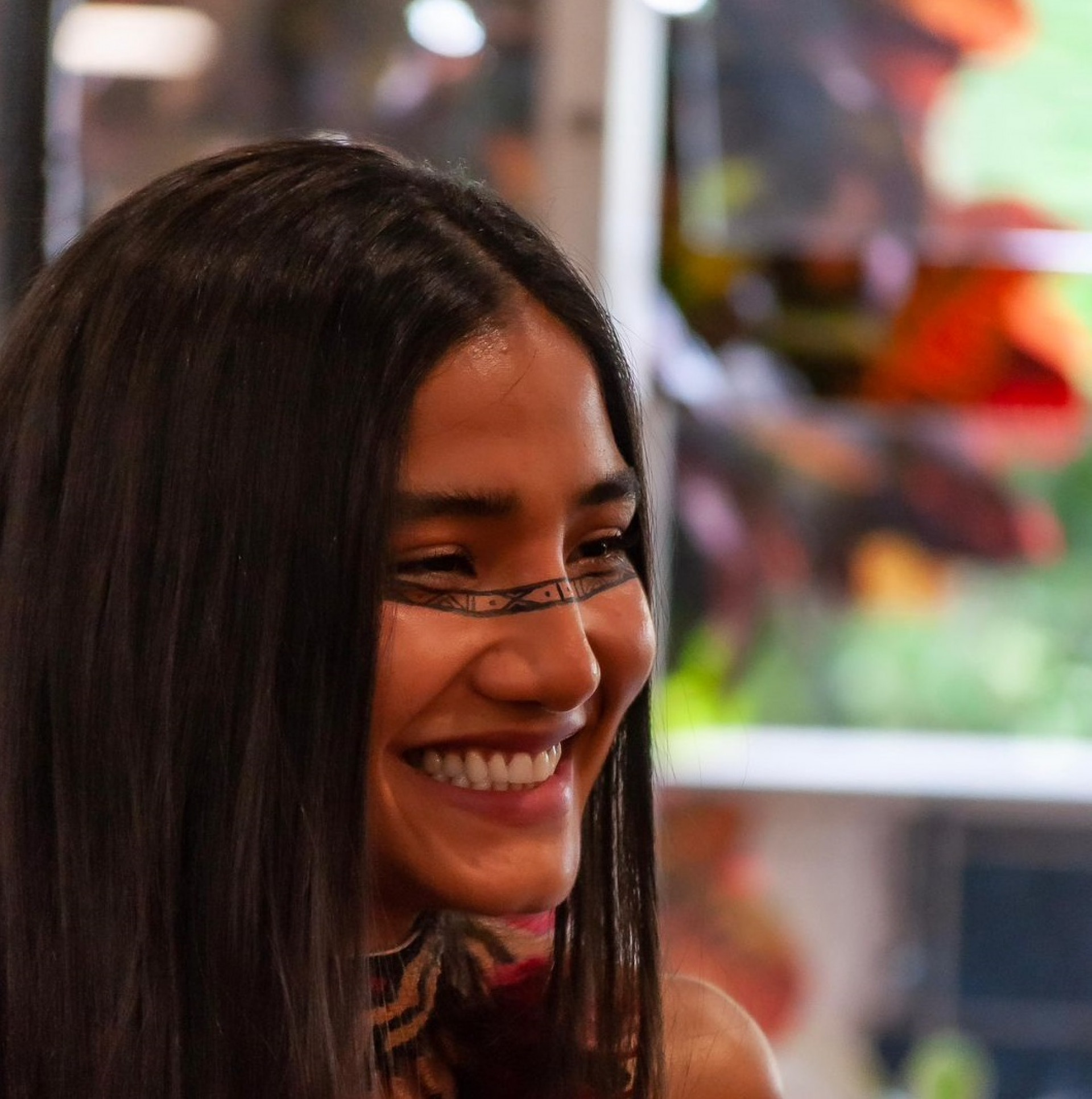 Dandara Queiroz, atriz de origem tupi-guarani, que é sucesso na novela \