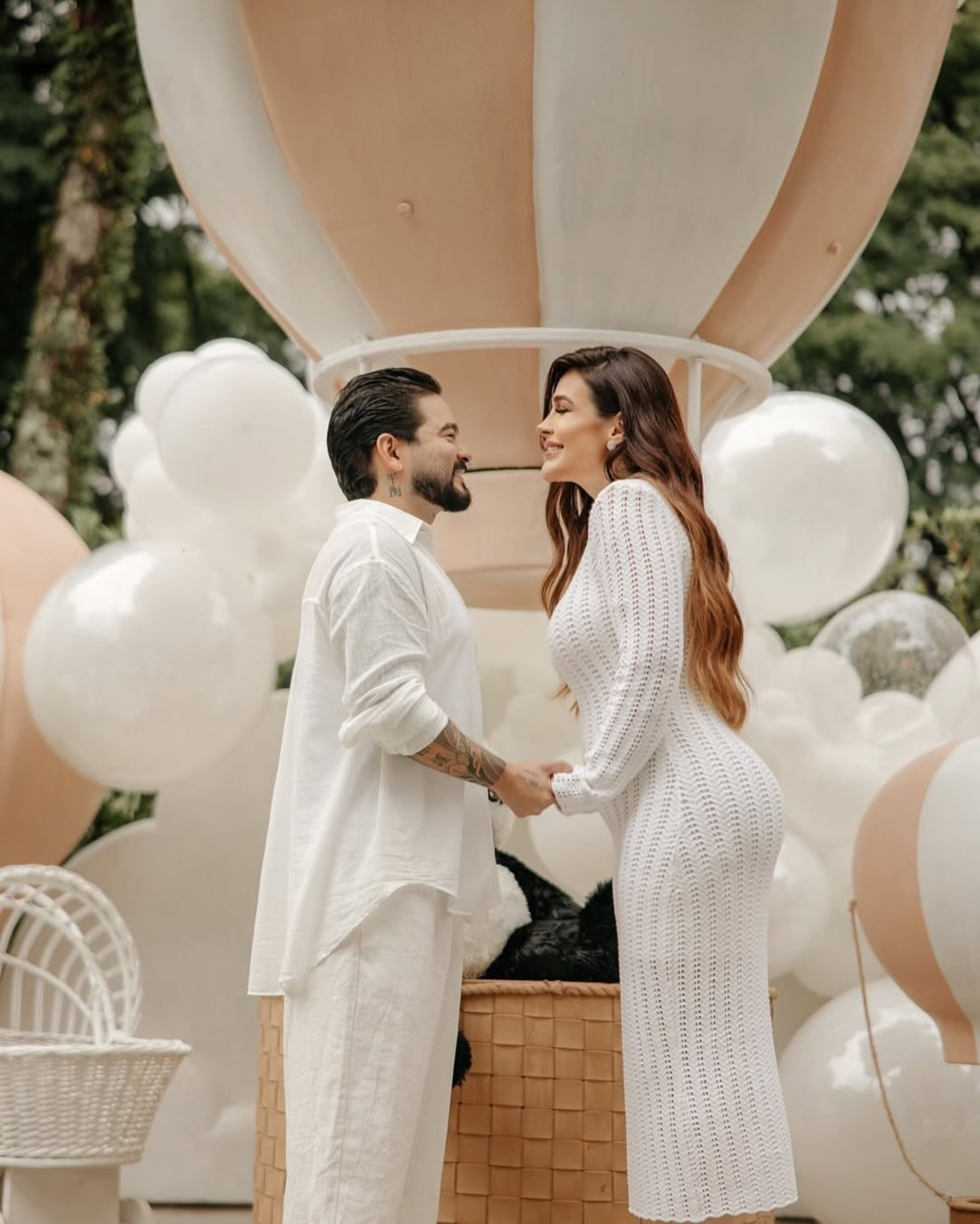 Yudi Tamashiro e Mila Braga fazem chá revelação e descobrem sexo de bebê - Reprodução / Instagram