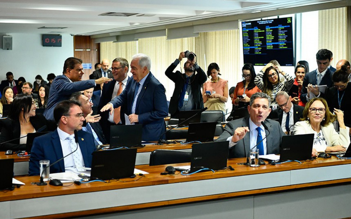 Rogério Carvalho (ao microfone) critica a PEC relatada por Flávio Bolsonaro (E)
Fonte: Agência Senado