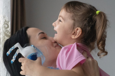 Separadas pelo conflito, mãe e filha russas se reencontram graças a ucraniano