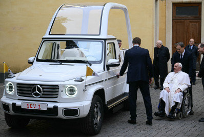 Papa Francisco receberá primeiro 'papamóvel' elétrico da Mercedes-Benz