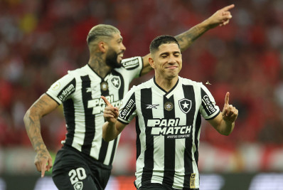 Botafogo derrota o Internacional e fica a um empate do título do Brasileiro