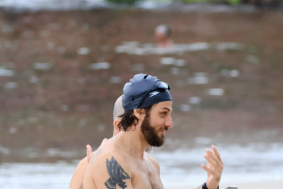 Chay Suede pratica atividade física em praia no Rio