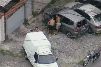 Traficantes tentaram retirar corpo de PM de carro após veículo ser jogado em ladeira 