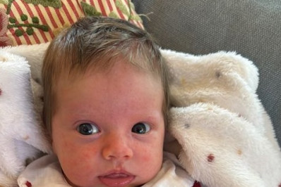 Fofura! Laura Neiva divulga clique da filha recém-nascida