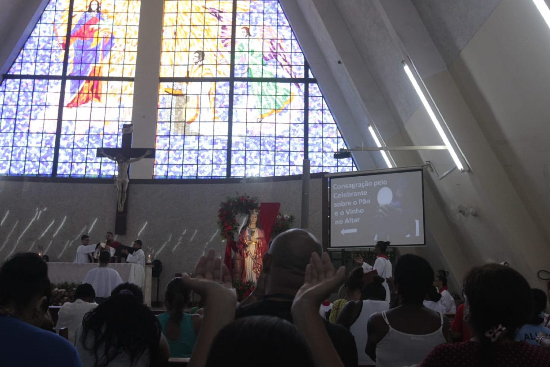 Fiéis celebram, nesta quarta-feira (4), o dia de Santa Bárbara na paróquia em Rocha Miranda - Reginaldo Pimenta / Agência O Dia