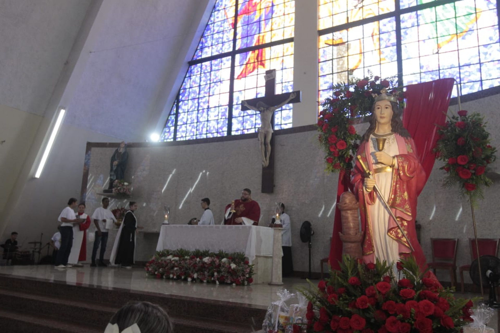 Fiéis celebram, nesta quarta-feira (4), o dia de Santa Bárbara na paróquia em Rocha Miranda - Reginaldo Pimenta / Agência O Dia
