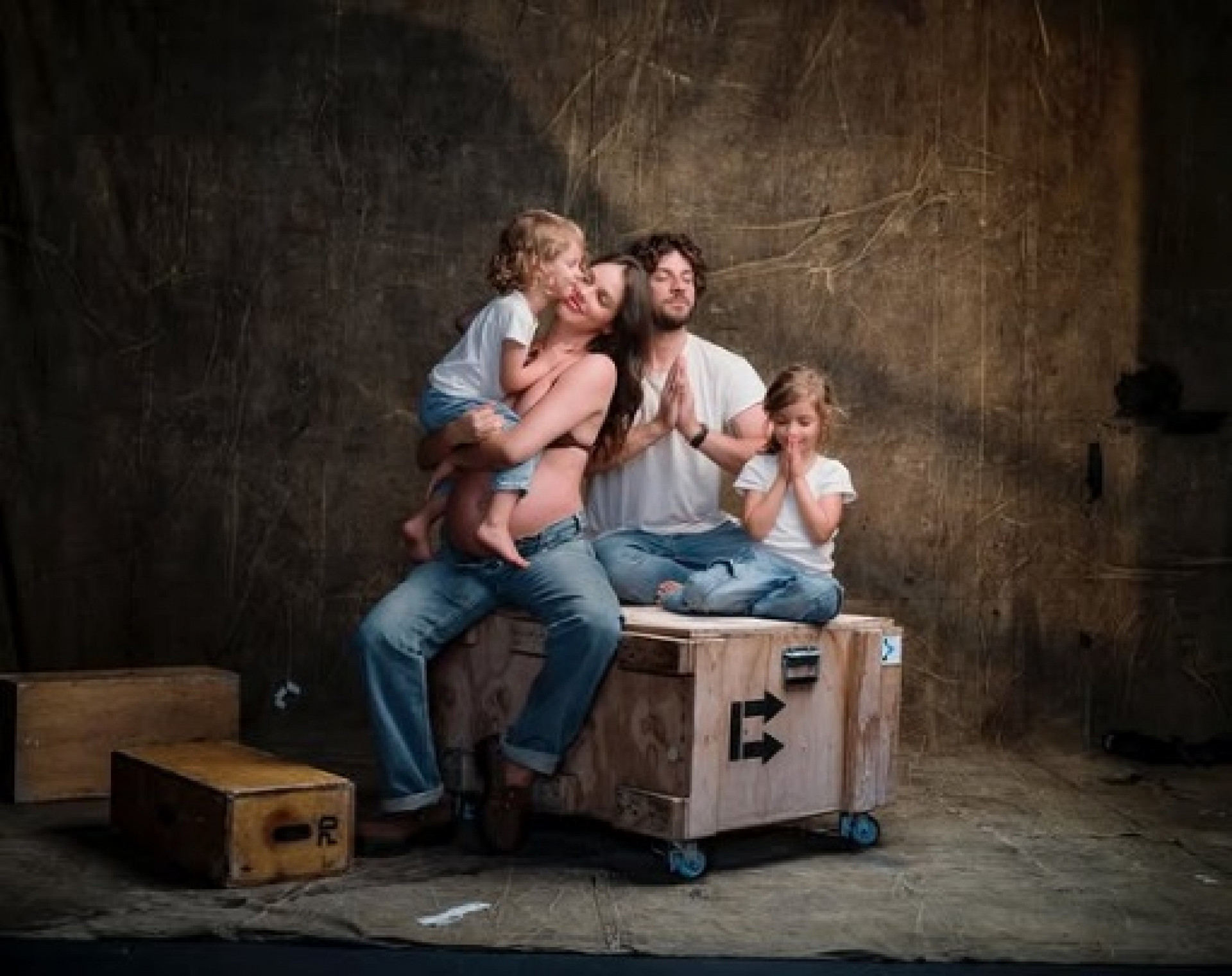 Laura Neiva e Chay Suede com os filhos Maria e José  - Reprodução/Instagram