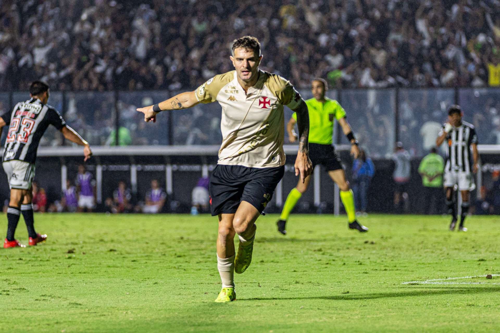 Vegetti fez o gol que abriu o caminho para a vit&oacute;ria do Vasco - ALEXANDRE MAIA/MYPHOTO PRESS/ESTADÃO CONTEÚDO