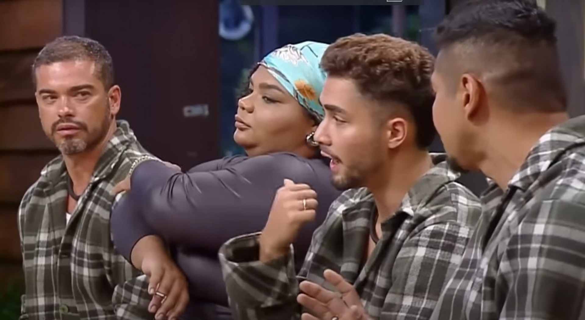 Flora Cruz, Gilsão, Gui Vieira e Sidney Sampaio estão na roça - Reprodução de vídeo / Record