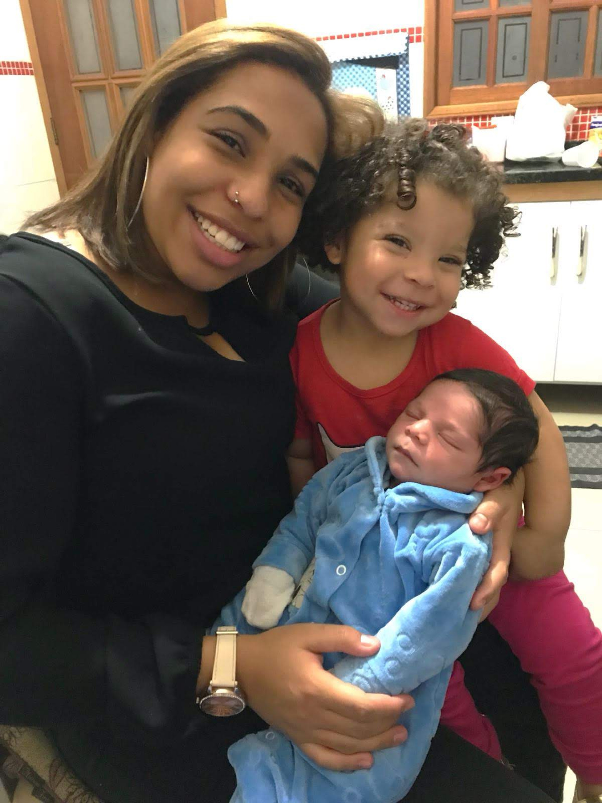 Micaelly e a filha Brenda no nascimento do bebê Brayan - Divulgação